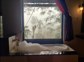 Rain Clouds Wayanad Forest Retreat - The Best Couple Friendly Private Cottages with Bathtub，位于瓦亚纳德的酒店