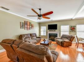 Spacious Phenix City Home about 9 Mi to Columbus!，位于凤凰城的酒店