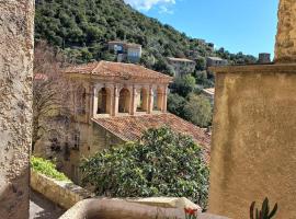 Les voûtes de Pascaline, vue sur mer et montagne，位于Lama的酒店