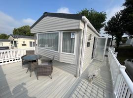 Beautiful Caravan With Decking At Trevella Holiday Park, Newquay, Ref 98082hs，位于纽基的露营地