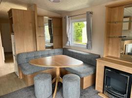 Lovely Caravan At Lower Hyde Holiday Park, Isle Of Wight Ref 24001g，位于尚克林的酒店