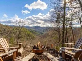 Mountain Top Log Cabin, HOT TUB, fire-pit, WiFi