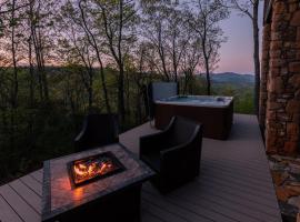 Black Mountain Log Cabin Secluded, Pet-friendly 3BD with Hot Tub & Views!，位于黑山的酒店