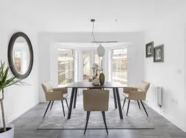 Luxurious 3 Bed House, Free Parking, with SKY TV