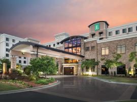Embassy Suites by Hilton Fayetteville Fort Bragg，位于费耶特维尔十字溪购物中心附近的酒店