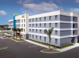 Home2 Suites by Hilton Fort Myers Airport，位于迈尔斯堡的带泳池的酒店