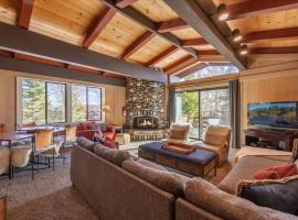 Lake Views, Decks, Private HOA Beach, Pool, Hot-Tub, Courts, and More Seasonal Amenities，位于塔霍城的酒店
