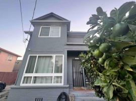 Charming Victorian Vacation Rental - Walking Distance BART，位于奥克兰的别墅