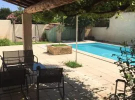 Charmante Maison provençale avec piscine dans Avignon