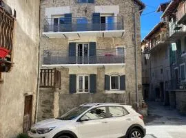 Maison de village de 1802, fraîchement rénovée à Beauvezer 04370