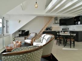 LOstra 2 - Appartement avec mezzanine, front de mer à Cancale sur le Port de La Houle，位于康卡勒的豪华型酒店