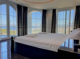 Sea View Villa with Jacuzzi, 4 Bedrooms in Alanya - DolceVita，位于阿拉尼亚的酒店
