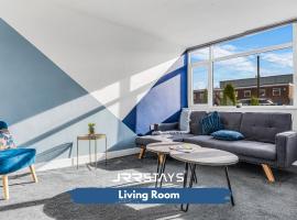 Tipton 3 Bedroom House Garden Sleeps 7 - JRR Stays，位于Coseley的酒店