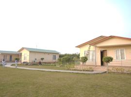 Serene, charming and party friendly Farmhouse sec 150 Noida，位于大诺伊达的酒店