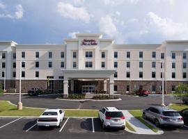 Hampton Inn and Suites Fayetteville, NC，位于费耶特维尔皇冠中心附近的酒店