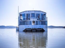 Karoo Queen Houseboat, Gariepdam，位于加里尔普达姆的船屋