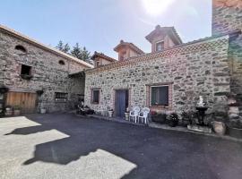 Charmant gîte historique avec pêche privée et forêt, près de Brioude et Blesle - FR-1-582-352，位于Lorlanges的酒店