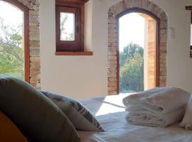 Casa rural Masia Les Apieres，位于El Pla de Manlleu的乡村别墅