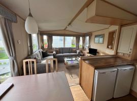 Bittern 8, Scratby - California Cliffs, Parkdean, sleeps 8, free Wi-Fi, pet friendly - 2 minutes from the beach!，位于Scratby的酒店