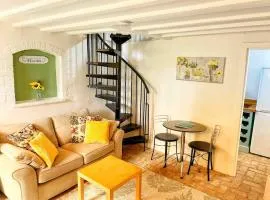 Cotswolds Country Cottage - Boutique & Romantic