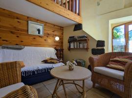 Maison restaurée proche nature avec terrasse et poêle à bois, près du Puy-en-Velay - FR-1-582-177，位于Le Brignon的酒店