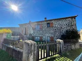 Gîte familial avec terrasses, cheminée et équipements bébé à Château-la-Ville, près de l’Allier - FR-1-582-211