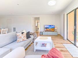 Modern Clyde House Smart TV*Dryer，位于Clyde的酒店