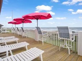 Beach Front Cottage with Beautiful Ocean Views!