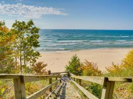 Spacious Cottage on Lake Michigan Stunning Views!，位于马斯基根的酒店