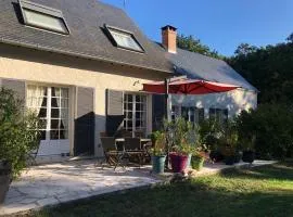 Maison familiale au cœur d'une forêt centenaire avec piscine et proche du Zoo de la Flèche - FR-1-410-395