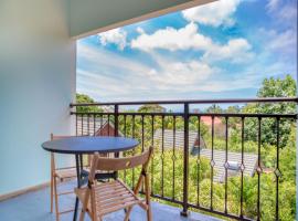 Spacious apartment with sea view, Au Cap, 124 m²，位于Au Cap的酒店