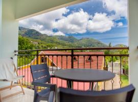 Cozy apartment at the cape - 68 m² with mountain view，位于Au Cap的酒店