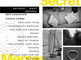 Secret Mersea Retreat - a stroll from the anchorage!，位于西默西的别墅