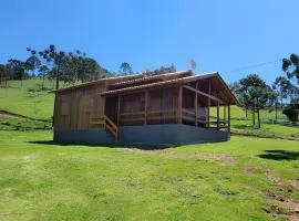 Casa de campo com deck e vista para as montanhas