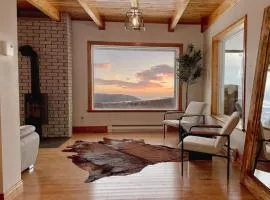 Cozy Haven with Spa & Stunning Views