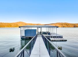 Waterfront Lake of the Ozarks Home with Private Dock，位于Roach的酒店