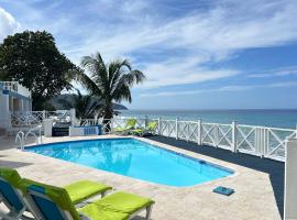North Star Villa Oceanfront Family-Retreat With Pool，位于Frederiksted的别墅