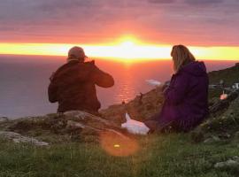 The Little Coastal Hideaway with Stunning Sea Views and Garden，位于霍利黑德的酒店