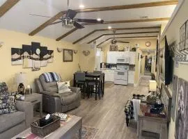 Stockyards Cowtown Outpost-Less than 4 minutes to StockYards-Sleeps 8