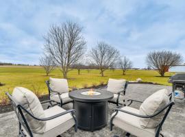 Auburn Finger Lakes Farmhouse with Open Views!，位于奥本的酒店
