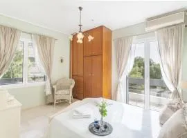 Charming Apartment in Varkiza