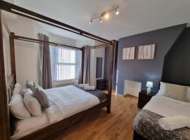 Charming 3 bed house near Liverpool stadium 10 mins drive to city centre，位于利物浦的家庭/亲子酒店