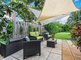 Ranch Style, King Bed, Guitar, BBQ- 1 Dollar rides to Beach & Downtown