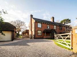 Oak Cottage, HS2, NEC, BHX, M42, Family Gatherings, Contractors, Relocators，位于伯明翰的带按摩浴缸的酒店