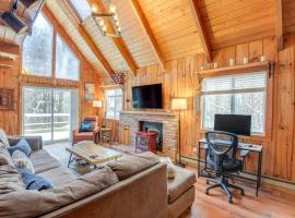 Wilmington Vacation Rental Near Hiking and Skiing!，位于威尔明顿的酒店