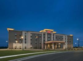 Hampton Inn By Hilton Wichita Northwest，位于威奇托的带停车场的酒店