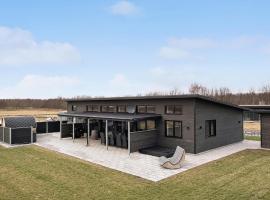 5 Bedroom Lovely Home In Hadsund，位于海松的酒店