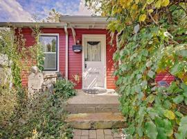 Boho Garden Bungalow Near IU, Downtown, EV Level 2 Station，位于布卢明顿的酒店
