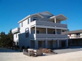 5 Bedroom House Steps To Private Beaches，位于Harvey Cedars的酒店