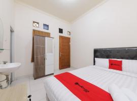 RedDoorz at Meruya Utara，位于雅加达的酒店